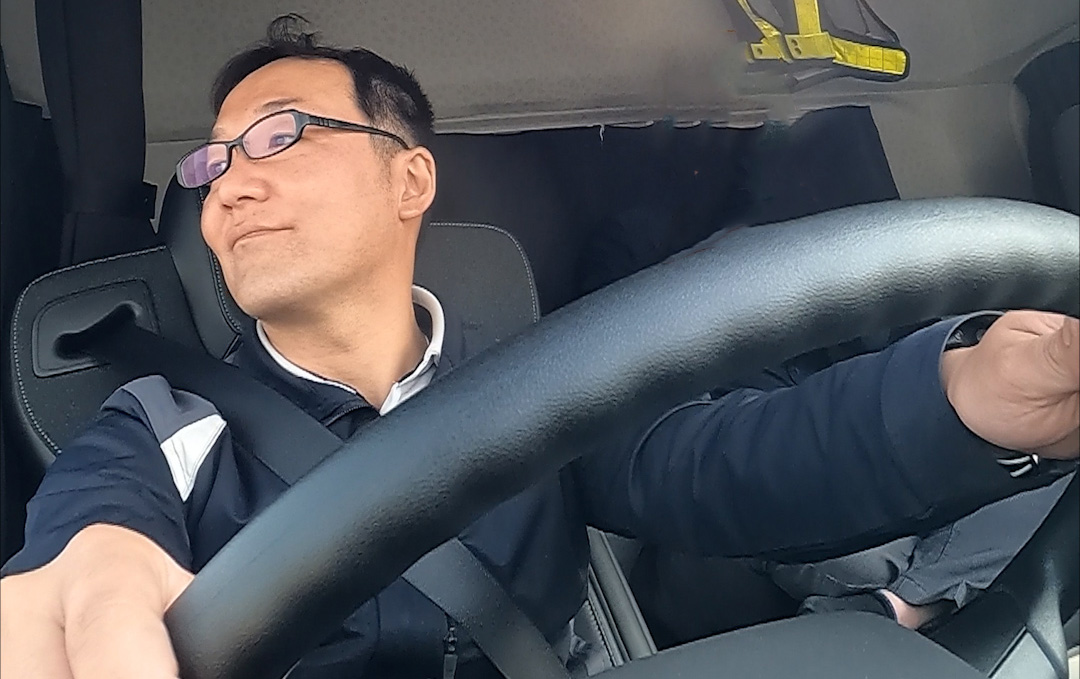 笑顔で働く社員